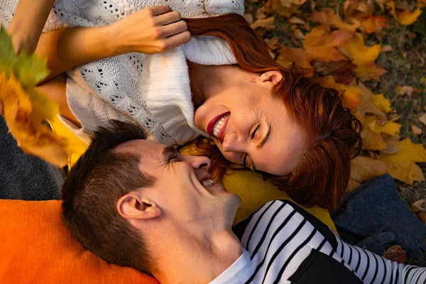 Jovem Casal Apaixonado Amantes Homem Mulher Parque Outono Ternura Abraços — Fotografia de Stock