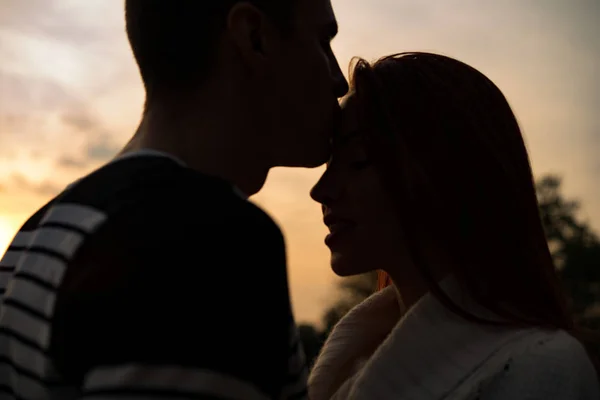 Jovem Casal Apaixonado Amantes Homem Mulher Parque Outono Ternura Abraços — Fotografia de Stock