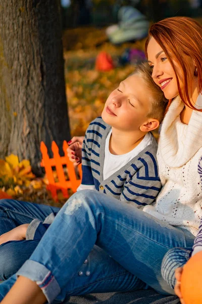 Женщина Рыжими Волосами Детьми Мама Сыновьями Парке Пикник Хэллоуин — стоковое фото