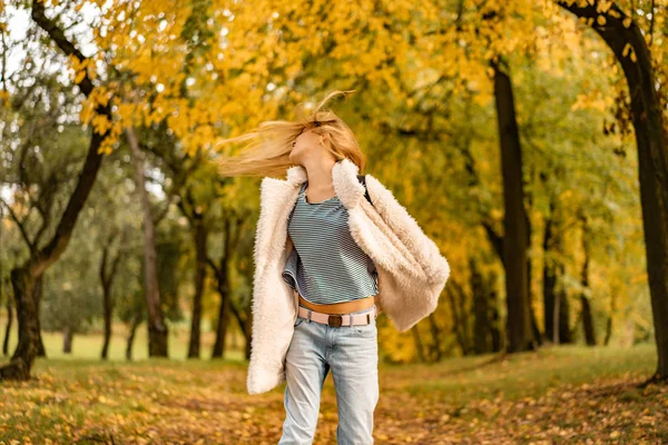 Dziewczyna Idzie Jesiennym Parku Kobieta Jesiennym Lesie — Zdjęcie stockowe