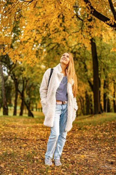 Flicka Går Höst Parken Kvinna Höst Skogen — Stockfoto