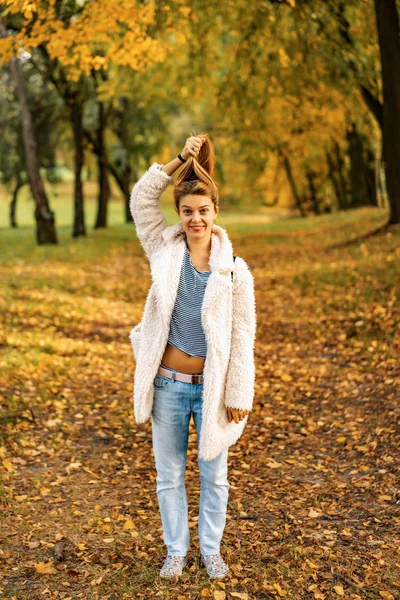 Dziewczyna Idzie Jesiennym Parku Kobieta Jesiennym Lesie — Zdjęcie stockowe