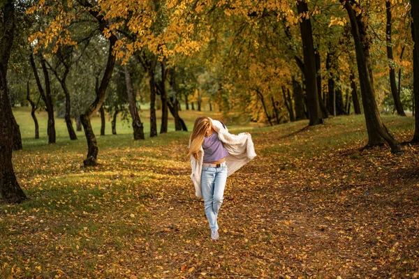 Chica Camina Parque Otoño Hembra Bosque Otoño —  Fotos de Stock