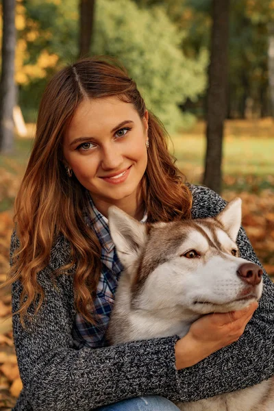 Young Female Autumn Park Walks Husky Dog — Stock Photo, Image