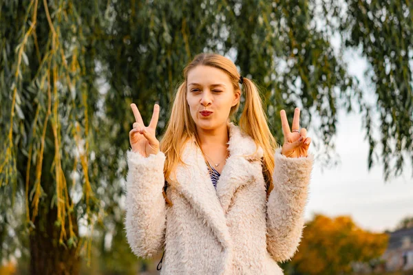 Mädchen Spaziert Herbstpark Weibchen Herbstwald — Stockfoto