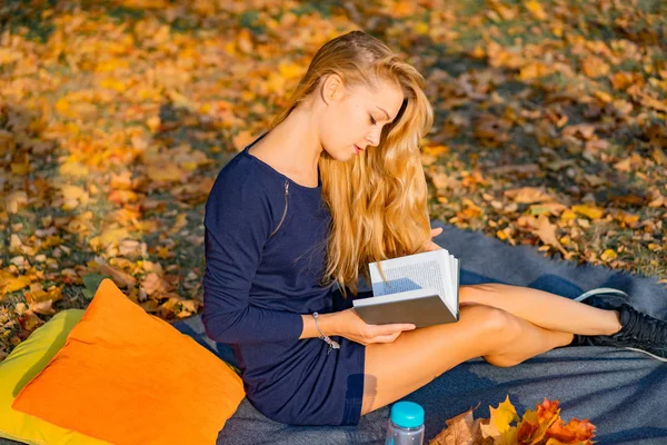 Hembra Joven Parque Otoño Una Mujer Parque Otoñal Está Leyendo — Foto de Stock