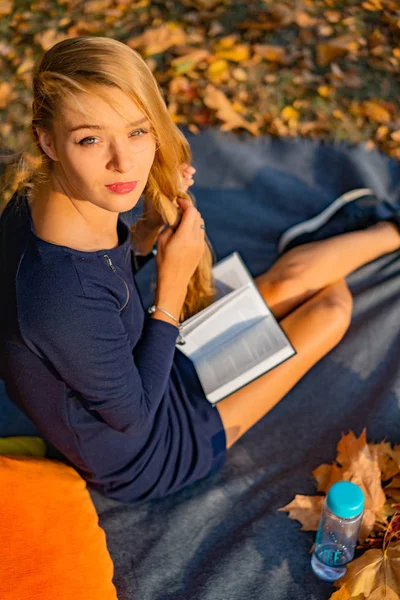 Ung Kvinna Höst Parken Kvinna Höst Park Läser Bok Liggande — Stockfoto