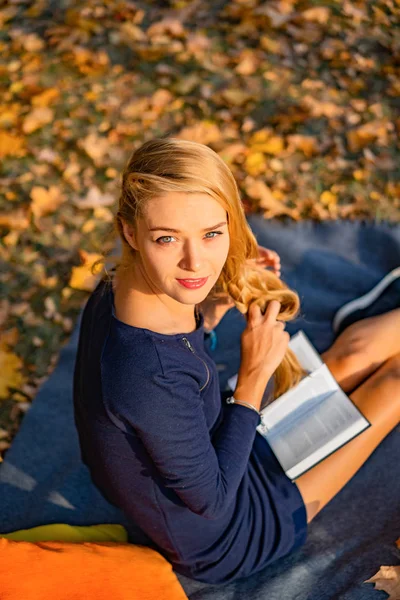 Hembra Joven Parque Otoño Una Mujer Parque Otoñal Está Leyendo —  Fotos de Stock