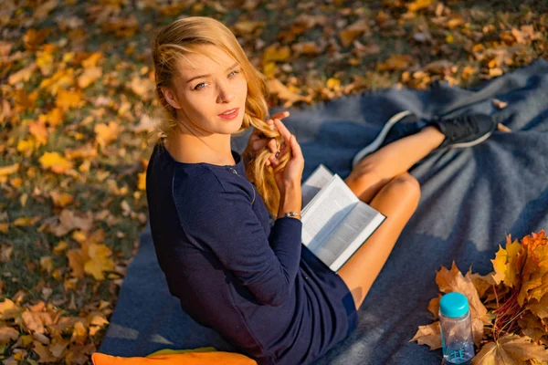 Jovem Fêmea Parque Outono Uma Mulher Parque Outono Está Lendo — Fotografia de Stock