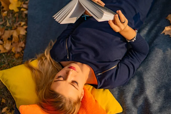 Junges Weibchen Herbstpark Eine Frau Herbstlichen Park Liest Ein Buch — Stockfoto