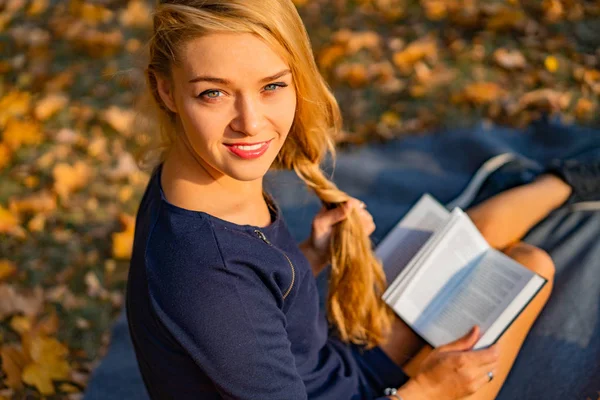 Hembra Joven Parque Otoño Una Mujer Parque Otoñal Está Leyendo —  Fotos de Stock