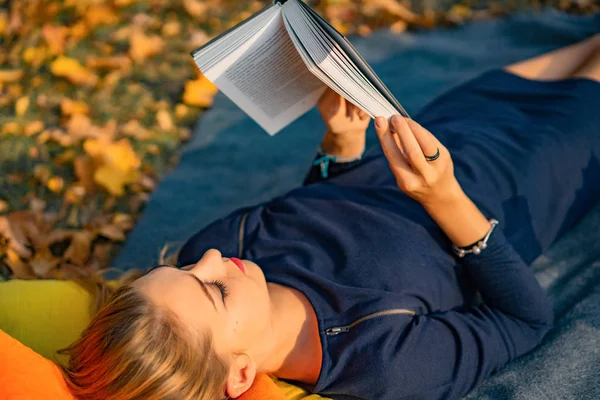 Sonbahar Parkında Genç Bir Kadın Sonbahar Parkında Bir Kadın Kitap — Stok fotoğraf