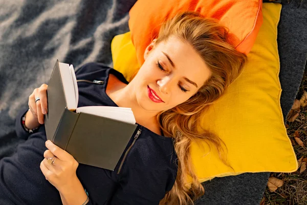 Young Female Autumn Park Woman Autumn Park Reading Book Lying — Stock Photo, Image