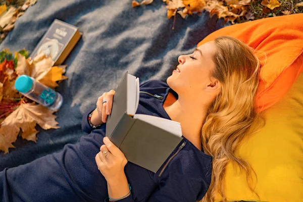 Giovane Femmina Nel Parco Autunnale Una Donna Parco Autunnale Sta — Foto Stock