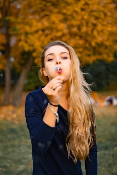 Mädchen Spaziert Herbstpark Weibchen Herbstwald — Stockfoto