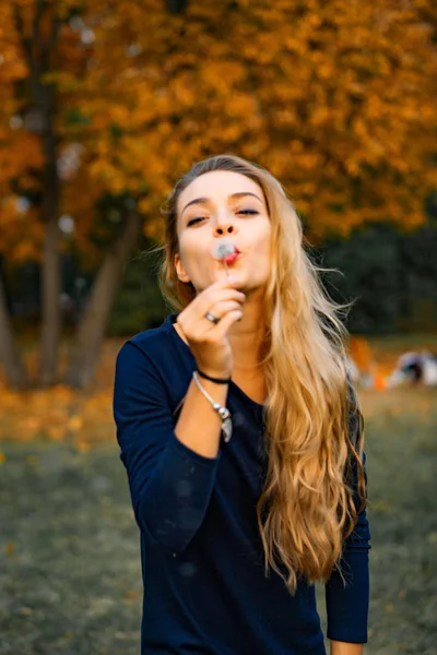 Ragazza Cammina Nel Parco Autunnale Femmina Nella Foresta Autunnale — Foto Stock