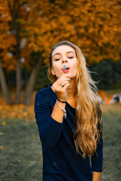 Ragazza Cammina Nel Parco Autunnale Femmina Nella Foresta Autunnale — Foto Stock