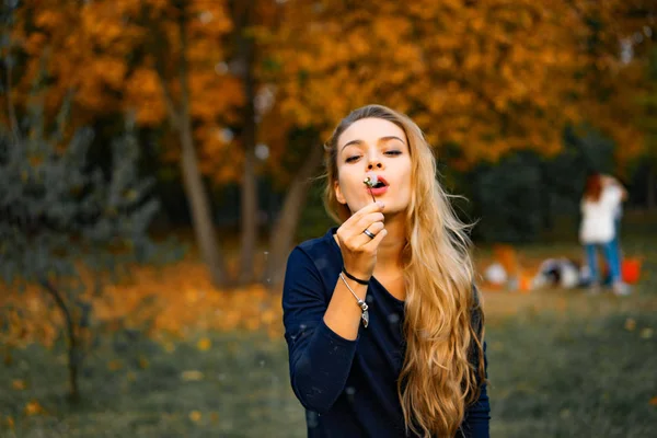 Mädchen Spaziert Herbstpark Weibchen Herbstwald — Stockfoto