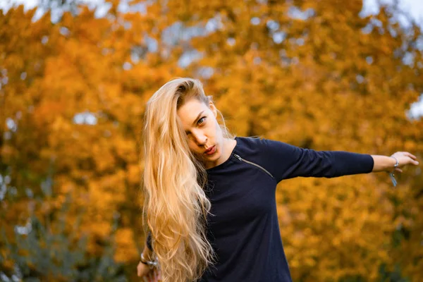 Девушка Гуляет Осеннем Парке Женщина Осеннем Лесу — стоковое фото