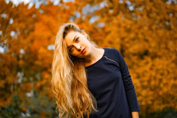 Mädchen Spaziert Herbstpark Weibchen Herbstwald — Stockfoto