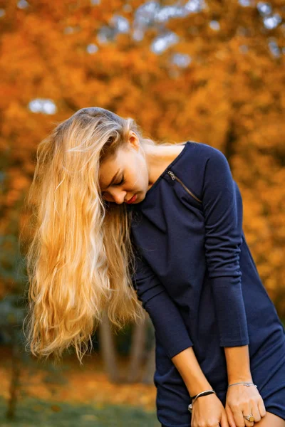 Ragazza Cammina Nel Parco Autunnale Femmina Nella Foresta Autunnale — Foto Stock