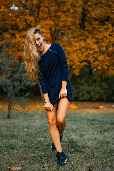 Ragazza Cammina Nel Parco Autunnale Femmina Nella Foresta Autunnale — Foto Stock