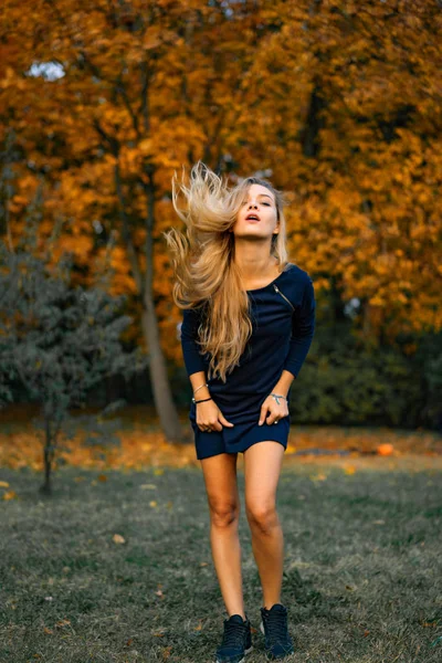 Девушка Гуляет Осеннем Парке Женщина Осеннем Лесу — стоковое фото