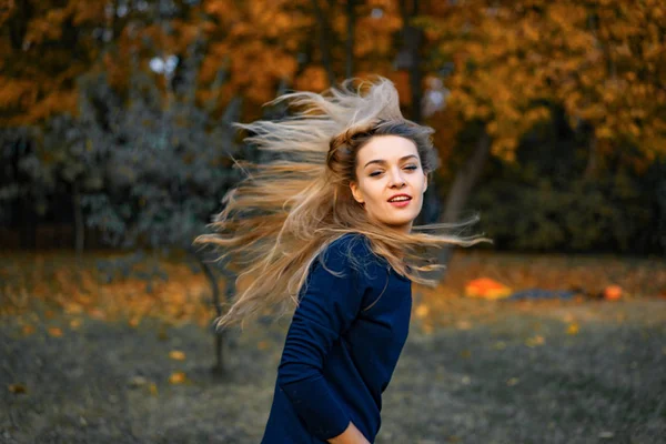 Ragazza Cammina Nel Parco Autunnale Femmina Nella Foresta Autunnale — Foto Stock