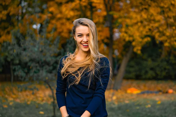 Ragazza Cammina Nel Parco Autunnale Femmina Nella Foresta Autunnale — Foto Stock