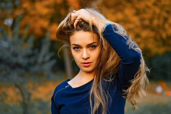 Ragazza Cammina Nel Parco Autunnale Femmina Nella Foresta Autunnale — Foto Stock