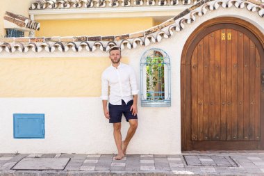 bir il İspanyol şehrinin sokaklarında genç adam, endülüs