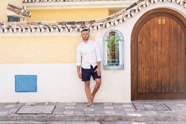 bir il İspanyol şehrinin sokaklarında genç adam, endülüs