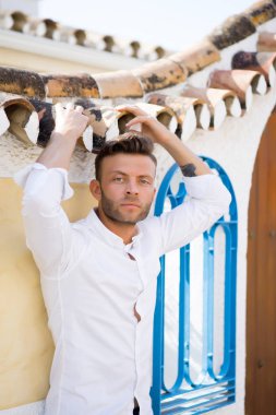 bir il İspanyol şehrinin sokaklarında genç adam, endülüs