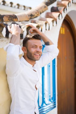 bir il İspanyol şehrinin sokaklarında genç adam, endülüs