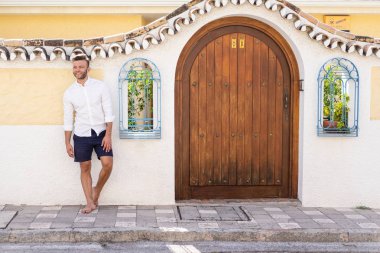 bir il İspanyol şehrinin sokaklarında genç adam, endülüs