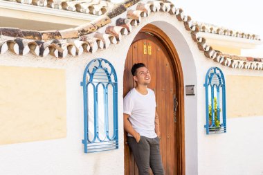 bir il İspanyol şehrinin sokaklarında genç adam, endülüs