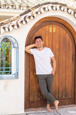 bir il İspanyol şehrinin sokaklarında genç adam, endülüs