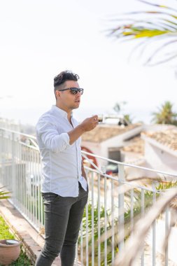 adam sabah kahve içme ve tatil kasabasının görünümü hayran