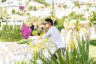 adam sabah kahve içme ve tatil kasabasının görünümü hayran