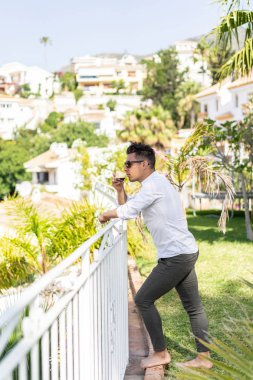 adam sabah kahve içme ve tatil kasabasının görünümü hayran