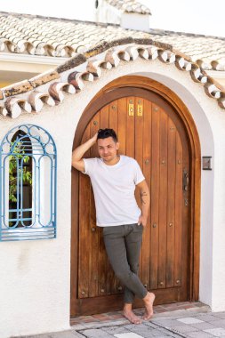 bir il İspanyol şehrinin sokaklarında genç adam, endülüs