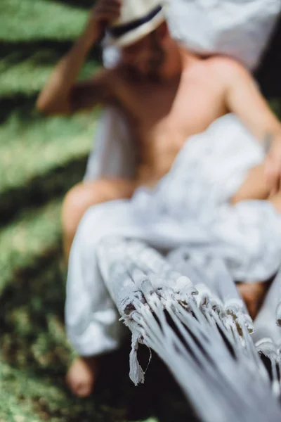 Nackte Männchen Entspannen Sich Einer Hängematte Garten — Stockfoto