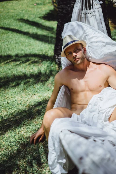 庭のハンモックでリラックスヌード男性 — ストック写真