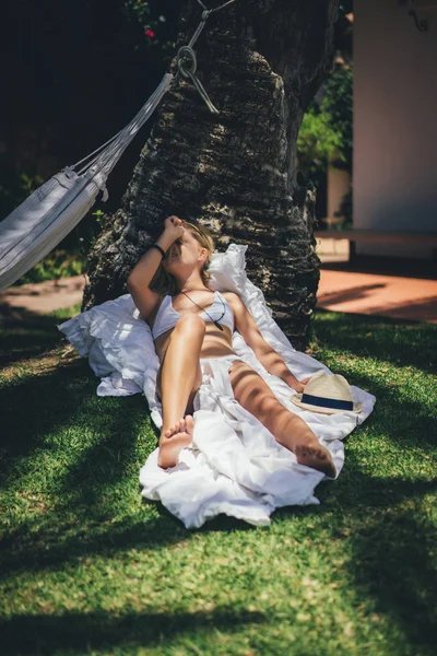 Junge Schlanke Frauen Entspannen Sich Beim Sonnenbaden Garten Auf Dem — Stockfoto