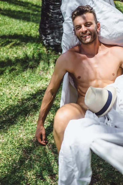 Macho Desnudo Relajándose Una Hamaca Jardín — Foto de Stock