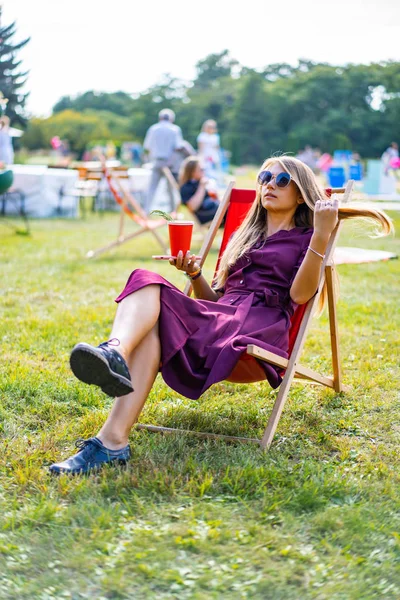 Girl Smartphone Cocktail Nature Deck Chair Summer Day — Stock Photo, Image