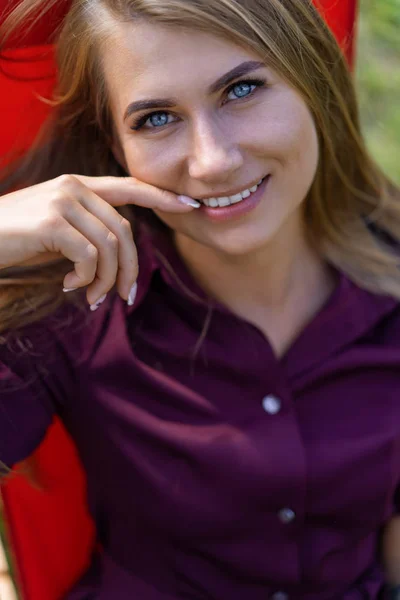 Fille Avec Smartphone Cocktail Sur Nature Dans Une Chaise Longue — Photo