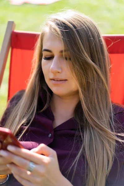 Girl Smartphone Cocktail Nature Deck Chair Summer Day — Stock Photo, Image