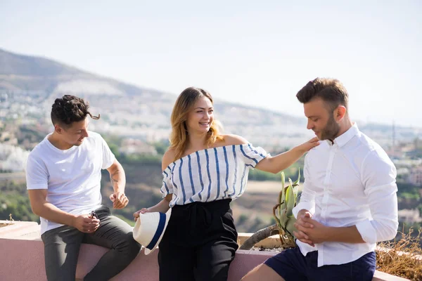 Une Compagnie Amis Partenaires Affaires Deux Hommes Une Femme Campagne — Photo