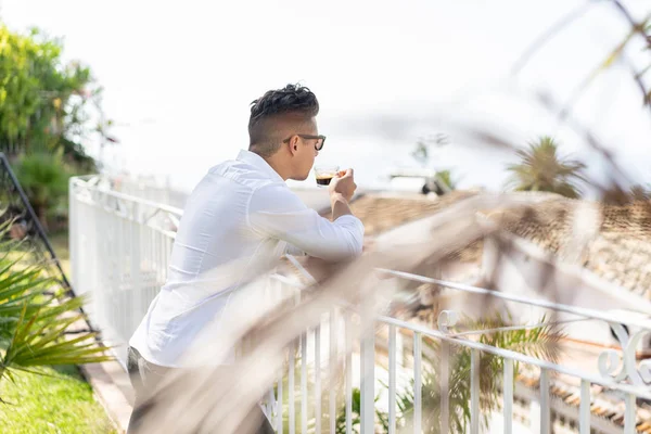 Hombre Bebiendo Café Mañana Admirando Vista Ciudad Turística — Foto de Stock